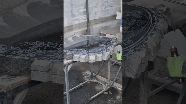 Вырезаю объёмные листья на памятнике 
