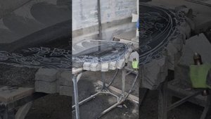 Вырезаю объёмные листья на памятнике "Берёза" из гранита габбро. #памятникиспб #гранитныйпамятник