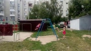 качели во дворе и дети