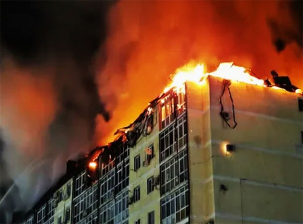 Мощный пожар в 11-этажном жилом доме в Анапе