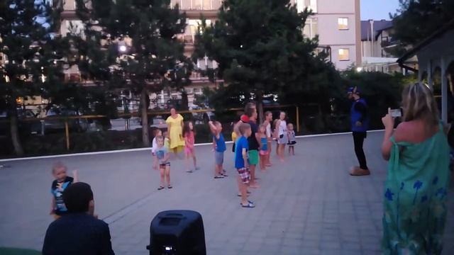 Щенячий патруль! Танец с гонщиком !В Анапе в отеле Шихан !!!Карина и Аркаша танцуют. 2018г смотреть онлайн