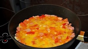 Яичница с колбасой, помидорами и сыром