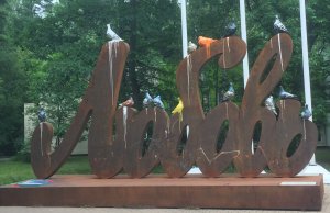 "ЛЮБОВЬ И ГОЛУБИ"  ПАМЯТНИКИ  ВЕЛИКИМ  В ПЕРЕУЛКАХ  МОСКВЫ  #любовьиголуби #шнейвасборис