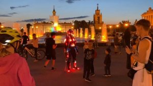 Хищник света из Тик-Ток танцует шаффл на ВДНХ (Москва 2021)