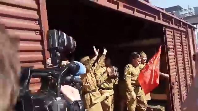 На железнодорожный вокзал Саратова прибыл "Воинский эшелон" смотреть онлайн