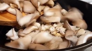 Они такие вкусные/Жареные Вешенки с луком на сковороде/Fried mushrooms with onions!