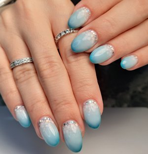 Бирюзовые ногти с молочной базой