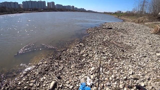 Рыбалка Москва Река 2022. РАЗВЕДКА. ЧТО творится на воде... смотреть онлайн
