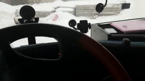 Баба на фуре выгружается