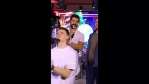 Бурак Озчивит говорит по-русски в Москве на встрече с поклонниками