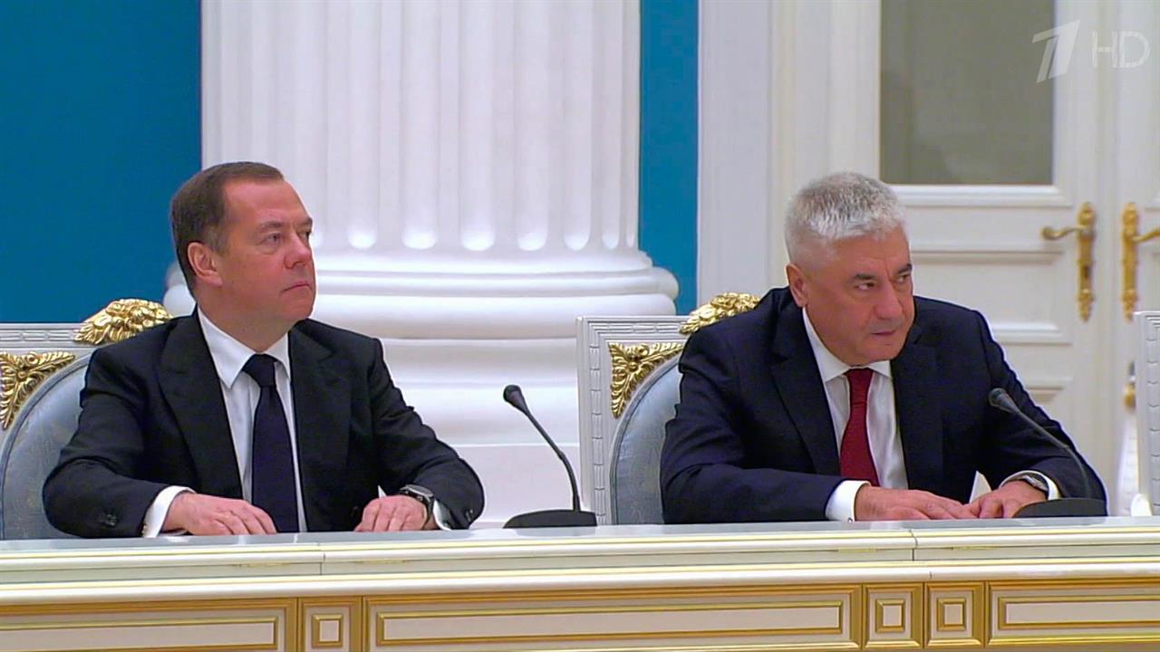 Вопросы совершенствования гражданской обороны обсу...зидент с постоянными участниками Совбеза России