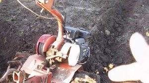 Пахать землю мотоблоком