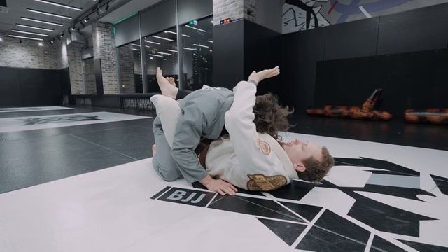 Hip bump из закрытого гарда