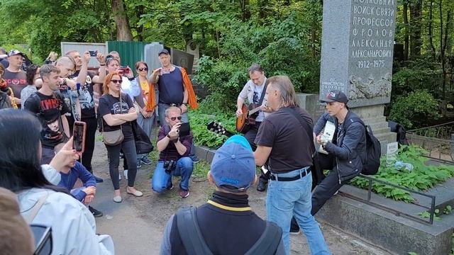 Могила Виктора Цоя. 21.06.2022 год.Санкт-Петербург. (60 лет, со дня рождения Виктора). част 2. смотреть онлайн