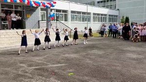 танец на 1 сентября 2022г 1 класс. Чернова Арина