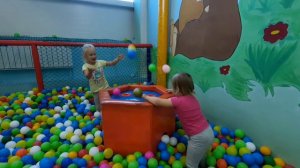 Играем в игровой комнате! Детское видео.