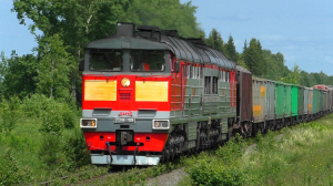 2ТЭ116-1109 с грузовым поездом и приветливой бригадой