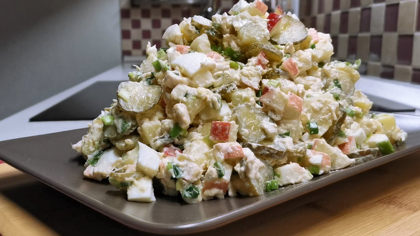 КЛАССНЫЙ САЛАТ, уходит первым со стола! Очень вкусный и сытный картофельный салат с курицей.mp4