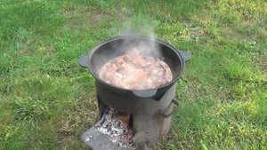 Тушеные свиные рёбрышки с молодой картошкой в казане на костре!