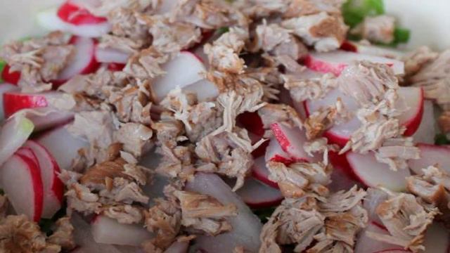 Салат с редисом и говядиной