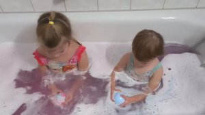 Сестрёнки купаются в ванне с бомбочками для ванны.