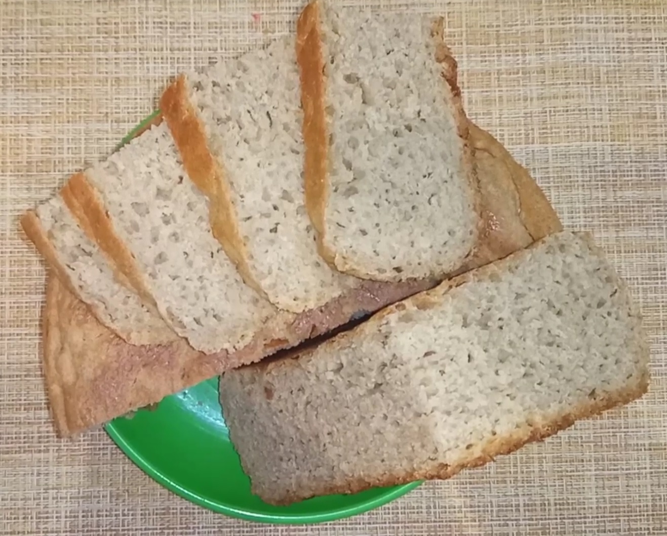 Домашний ржано пшеничный хлеб рецепт. Ржано-пшеничный хлеб. Хлеб пшеничный дрожжевой. Домашний хлеб ржано-пшеничный на живых дрожжах. Ржано-пшеничное тесто.