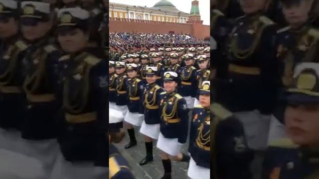 женщины-военнослужащие на параде в Москве