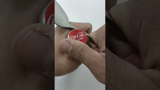 Открыл крышку ЛОЖКОЙ ? Стеклянная бутылка COCACOLA