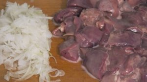 Печень, тушеная в сметане с луком