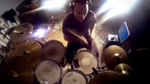 Шикарно играет на ударных.