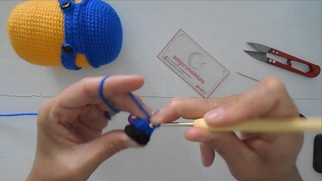 Como tejer un MINION AMIGURUMI a CROCHET paso a paso смотреть онлайн