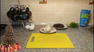 Салат из курицы грибов сыра и яиц. Блюда на праздничный стол. АНИМАЦИЯ