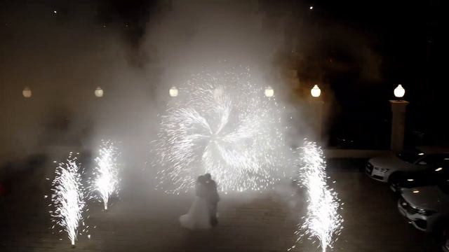 Фейерверк на свадьбу, вертушка из 6 фонтанов и дорожка по 2 с каждой стороны, ресторан Легенда 2022 смотреть онлайн