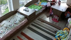 Трехлетняя Маша упала с кровати.