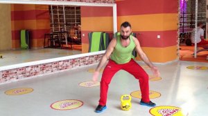 Техника упражнения "Присед-плие ➕ Тяга к подбородку"