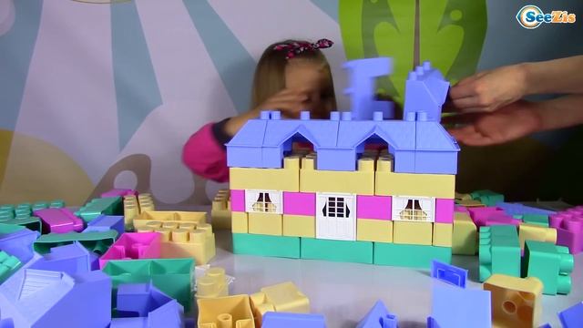 Строим Домик из Огромного Конструктора Игрушки для детей смотреть онлайн