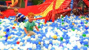 Полина и Матвей играют в детском парке Zамания