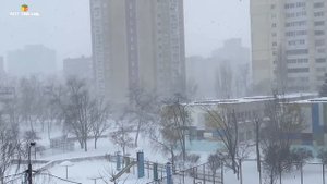 А снег не знал и падал
