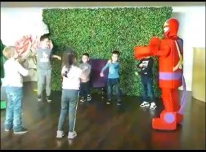 ВЕСЕЛЫЙ ТАНЕЦ ))) ВАНЯ ТАНЦУЕТ НА ПРАЗДНИКЕ!)))
