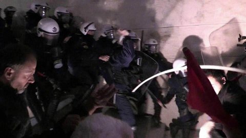 В столице Греции массовая демонстрация переросла в ожесточенные беспорядки