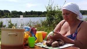 ОТДЫХ И РЫБАЛКА СЕМЬЯМИ  НА ОЗЕРЕ КАНОК В ИЮЛЕ. КЕМПИНГ, ВАРИМ УХУ НА БЕРЕГУ, ЖАРИМ РЫБУ, КУПАЕМСЯ.