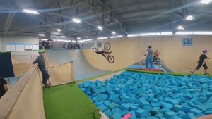 Покатушки в Rampstroy HOUSE! Учим новые трюки в поролон. MTB Park. Meglas.