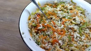 Капустный салат на зиму - с перцем, морковью и чесноком. Я сделала его из треснувшего кочана капуст