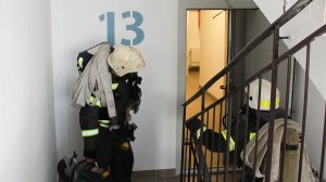 Покорили высотку: севастопольские пожарные МЧС России соревновались в забеге на 18-й этаж