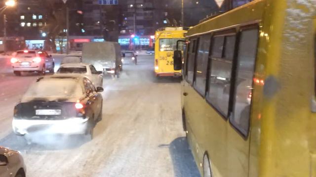 Автобус сломался. Идет в гараж. смотреть онлайн