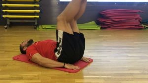 Подъем ног  лежа на полу. Пресс