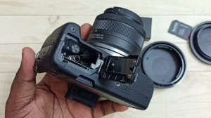 Canon EOS R50 : How to Attach Lens and Insert Battery and Memory Card and Start the Camera