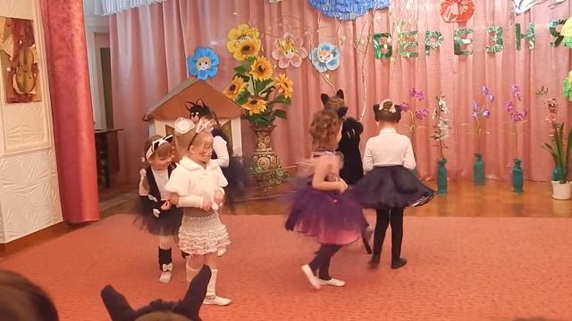 Девчонки - кошечки на утренике в детском саду (пгт. Смолино) смотреть онлайн