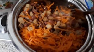 Салат с кириешками и корейской морковкой..