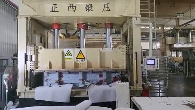 Композитные материалы, горячее прессование деталей салона автомобиля